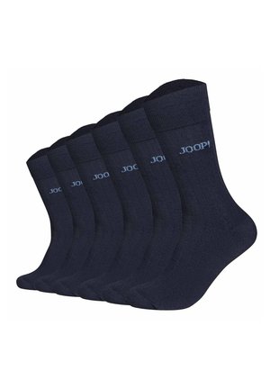 Sechs Paar marineblaue Sportsocken mit geripptem Bündchen und hellem „JOOP!“-Logo auf jedem Bündchen, angeordnet in einem leichten Bogen.