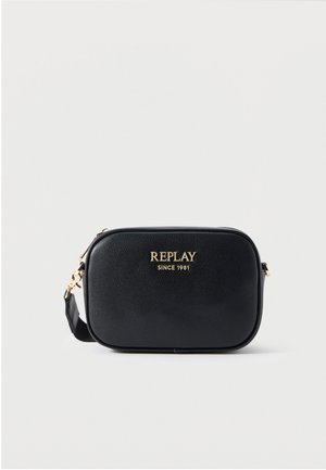 Sac bandoulière rectangulaire en cuir noir avec logo doré "REPLAY SINCE 1981" et sangle réglable sur fond blanc uni.