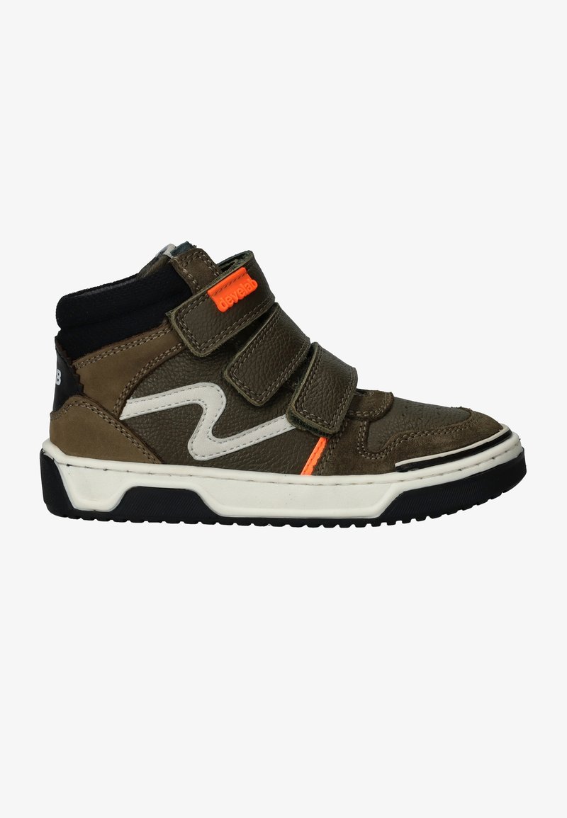 Bruine hoge sneaker met twee klittenbandsluitingen, witte accenten, oranje branding, gestructureerd leer en een zwarte rubberen zool.