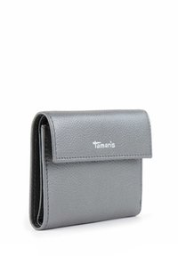 Portefeuille en cuir gris avec une texture finie, rabat pliable et coutures détaillées. Il présente le nom de la marque "Tamaris" embossé à l'avant.