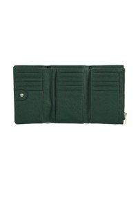 Portafoglio in tessuto verde con più scomparti per carte, una tasca con zipper e hardware in tonalità oro, caratterizzato da una superficie testurizzata.