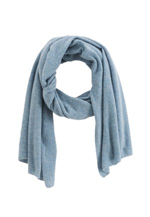 Écharpe bleu clair en tissu doux et texturé ; drapée dans un design en boucle, avec des extrémités lâches qui tombent.