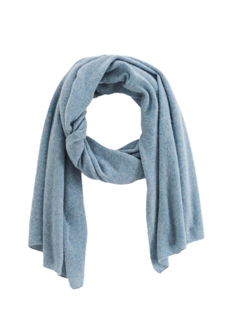 Écharpe bleu clair en tissu doux et texturé ; drapée dans un design en boucle, avec des extrémités lâches qui tombent.