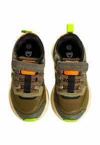 Le sneakers verdi e grigie presentano un design testurizzato, elementi in rete e un accento arancione brillante. Dotate di cinturini regolabili per una vestibilità ottimale.