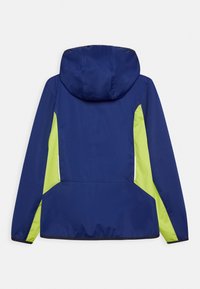 Mörkblå jacka med huva, med kontrasterande limegröna sidopaneler och vita dragkedjedetaljer. Slätt, lätt material.