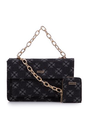 Sac à main en tissu noir avec une chaîne dorée, motif d'étoiles en relief et un petit portefeuille assorti. Texture lisse, design structuré.