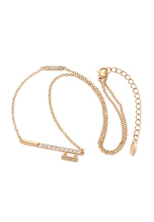 Finom arany nyaklánc vízszintes rúd medállal, amelyet világos kristályok díszítenek, és egy kis függő címke található rajta, amelyre az "ROSE" felirat van gravírozva.