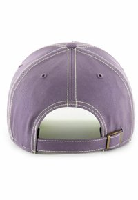 Lila Baseballmütze mit weißer Stickerei, verstellbarem hinteren Riemen und runder Krone. Der Stoff hat eine glatte Textur und ein strukturiertes Design.