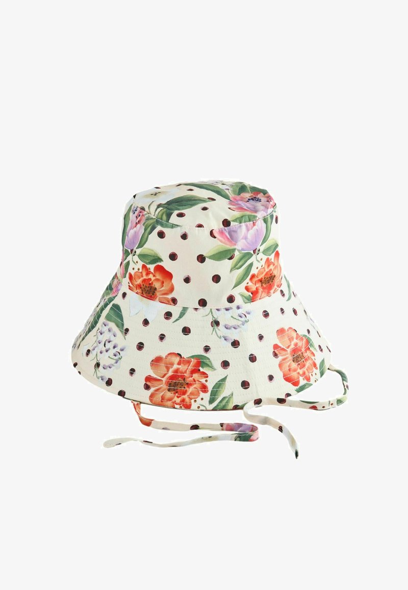 Chapeau bob blanc avec imprimé floral rouge et violet, feuilles vertes, pois marron et brides réglables nouées sous le bord.