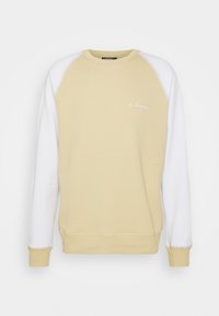 Sudadera amarilla clara con mangas raglán blancas. Confeccionada en un tejido suave, cuenta con un cuello redondo y un sutil bordado del logo en la parte delantera.