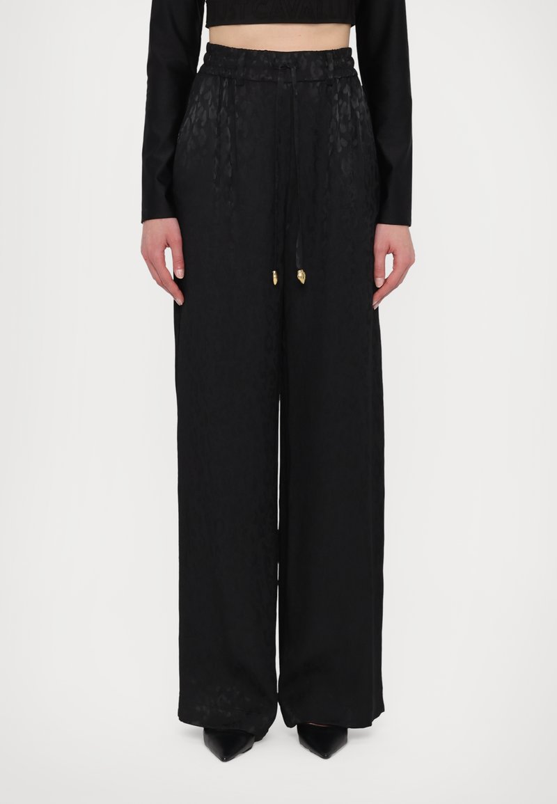 Zwarte wijde broek met subtiele dierenprint, elastische tailleband met trekkoord en accenten van goudkleurig beslag.
