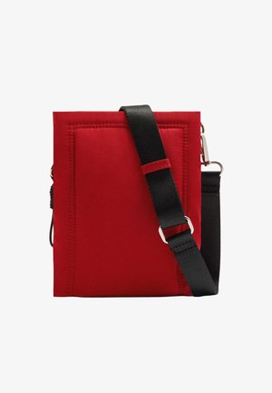 Czerwony prostokątny plecak na ramię z czarnym regulowanym paskiem i widocznymi detalami szycia na przednim panelu.