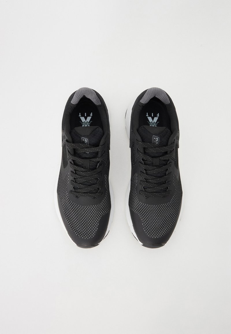 Schwarze Sportschuhe mit einem Obermaterial aus Mesh, kontrastierenden grauen Akzenten, flachen Schnürsenkeln und einer weißen Sohle. Entworfen für Komfort und Stabilität.