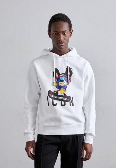 Haut à capuche en coton blanc avec un graphique cartoon coloré d'un chien portant des lunettes de soleil et un snowboard. Texte "DSQUARED2 ICON" en lettres noires en gras.