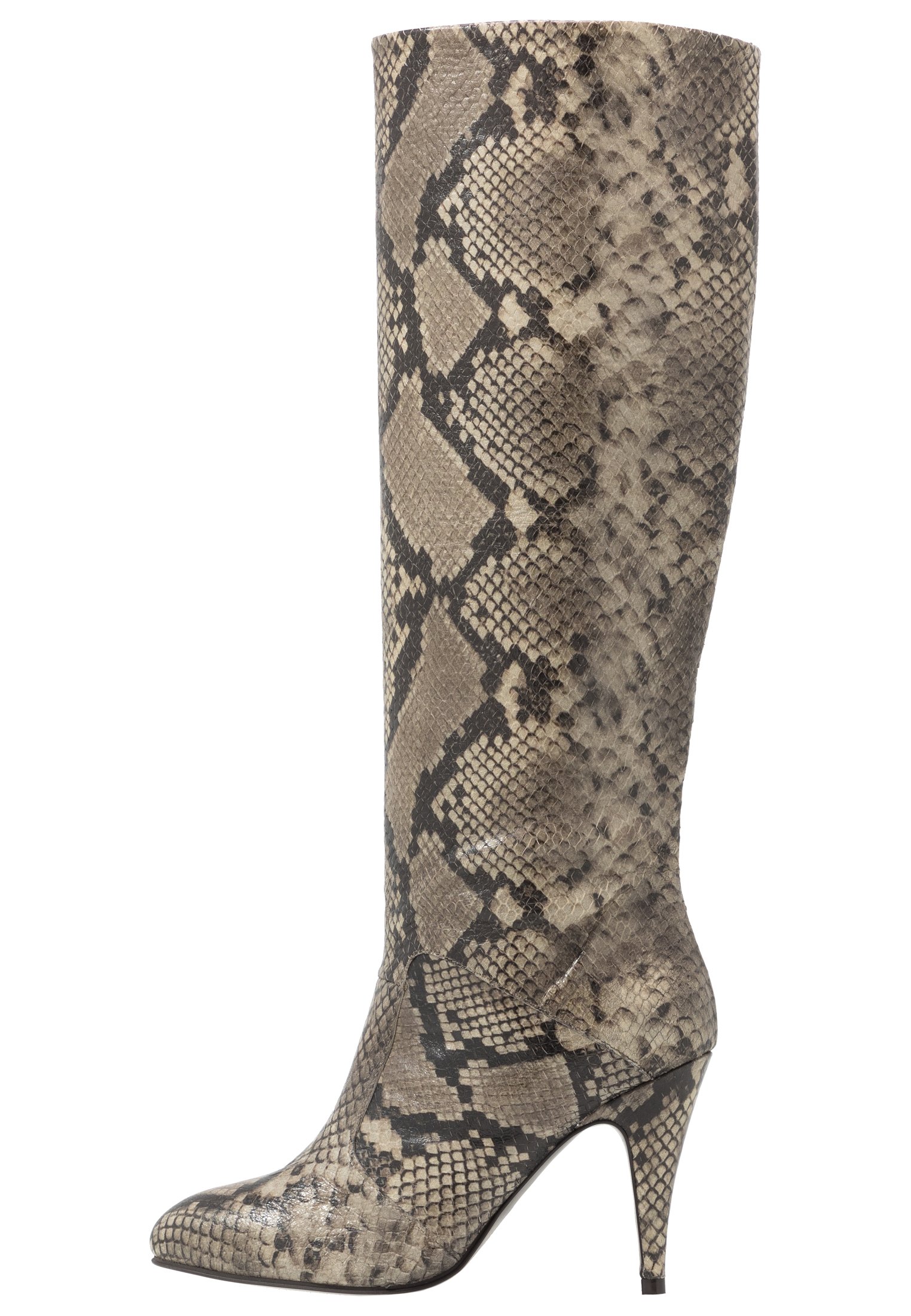 zendaya knee high converse