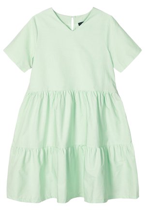 Lysegrøn kjole med korte ærmer og lagdelt skørt samt V-udskæring, med lynlås bagpå.