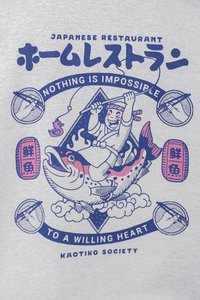 Camiseta gráfica con un chef de dibujos animados, un pez grande y varios íconos. Texto y diseño en azul oscuro y rosa sobre un fondo gris claro.