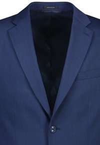 Niebieski blezer z wyłogowym kołnierzem, jednorzędowym zapięciem na guzik i kieszenią na piersi. Gładka tekstura z ciemniejszym, satynowym wykończeniem wewnątrz.
