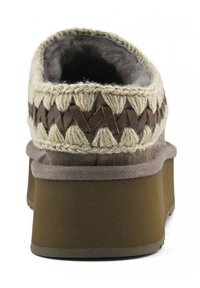 Scarpa piatta color sabbia con tomaia in lana, caratterizzata da accenti in pelle intrecciata e un interno morbido, progettata per il comfort e un look informale.