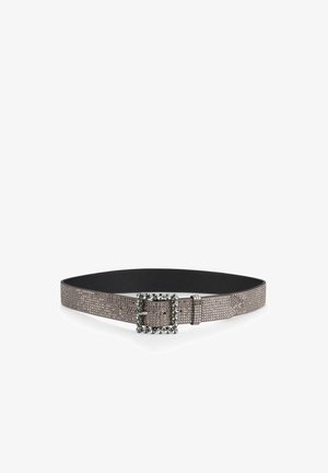 Cinturón adornado con pedrería en un beige metálico con una hebilla rectangular clásica, que presenta un interior de cuero negro liso.