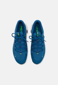 Blaue Sportschuhe verfügen über ein strukturiertes Mesh-Obermaterial, ein schnürbares Design und eine weiße Sohle mit grünen Akzenten. Leichtgewichtige und atmungsaktive Konstruktion.