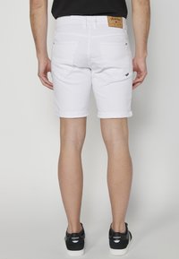 Koroshi BERMUDA STRETCH REGULAR COLORS BERMUDA STRET - Jeansshorts - blanco