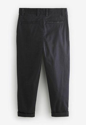 Pantaloni in cotone neri con una forma dritta, orli arrotolati, due tasche posteriori e un dettaglio logo discreto sulla vita.