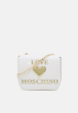 Biała torebka na ramię z złotym łańcuszkiem, z złotym napisem „LOVE”, symbolem serca oraz logo „MOSCHINO” na przedniej klapie.