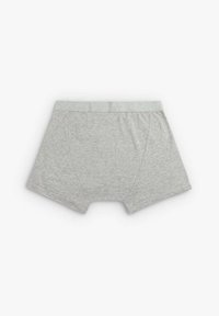 Boxers de algodón grises con una cinturilla suave y elástica y costuras dobles. Presenta un ajuste clásico y sin patrones ni acentos.