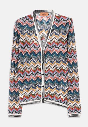 Mehrfarbige Strickjacke mit einem Zickzackmuster in Rot, Blau, Grün und Gelb, mit schwarzen Akzenten und Knöpfen auf der Vorderseite.