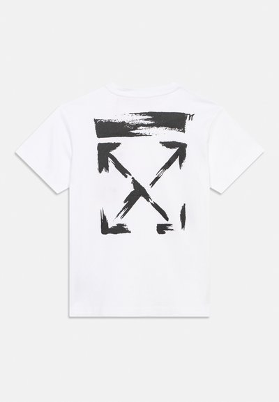 Λευκό μπλουζάκι με κοντά μανίκια και μαύρο γραφικό με πινελιά από τέσσερα βέλη που δείχνουν διαγώνια προς τα έξω από το κέντρο στην πλάτη.
