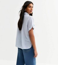 Blå och vit randig skjorta med knappar och korta ärmar, avslappnad passform och rundad nederkant, kombinerad med högmidjade jeans.