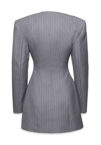 Pilkas dryžuotas švarkas su struktūruotais pečiais ir pritaikytu siluetu, rodomas iš nugaros prieš baltą foną.