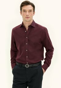 Oscar Jacobson REG FIT CUT AWAY BRUSHED - Camicia - red moon