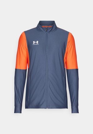 Marineblå og orange zip-up atletikjakke med lange ærmer, opretstående krave og Under Armour-logo. Fremstillet af et glat, let stof.