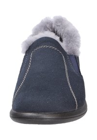 Dunkelblaue Hausschuhe mit einem strukturierten Wildleder-Obermaterial, grauem Kunstfellfutter am Einstieg und einer flexiblen schwarzen Gummisohle. Mit Kontrastnähten.