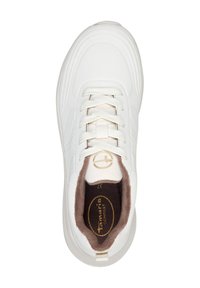 Fehér sneaker texturált szintetikus felsőrésszel, kerek orral, fűzős kialakítással, párnázott bokapánttal és barna belső béléssel, logó részlettel.