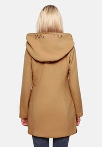 Brun huva jacka med en figursydd design, som har en kraftig huva och broderad logotyp på baksidan. Tillverkad av mjukt, texturerat tyg.