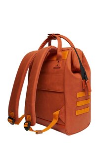 Sac à dos en cuir marron de forme rectangulaire, avec des bretelles rembourrées, fermeture éclair et accents orange pour les réglages. Texture lisse et design structuré.