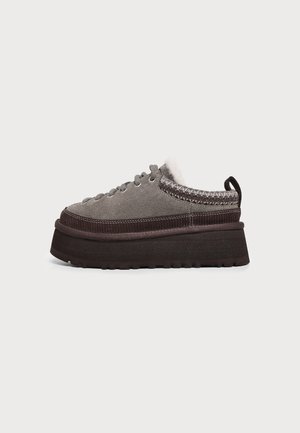 UGG, HERITAGE LACE UP - Маратонки - dried oregano