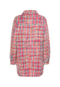 Camisa de cuadros roja y azul con manga larga, hecha de tejido texturizado. Presenta un cuello y costuras visibles. La vista trasera no muestra estampados.