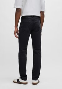 BOSS Jeans Tapered Fit - black
