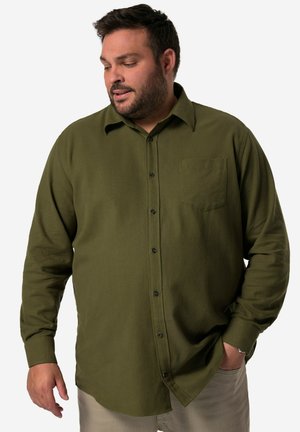 Camisa de botones verde oliva en tejido suave, con un bolsillo en el pecho izquierdo, botones negros y un diseño de cuello clásico.