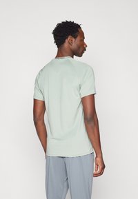 Nike Performance SLIM TOP - T-skjorte til trening - jade horizon/black