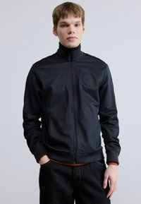 Μαύρο μπουφάν με φερμουάρ από λεία ύφη, με ψηλό γιακά, λεπτομέρειες στους ώμους και υφασμένη λογότυπο στο στήθος.