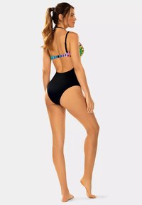 Czarny jednoczęściowy strój kąpielowy z kolorowym, wzorzystym górnym fragmentem, regulowanymi ramiączkami i odkrytymi plecami, o gładkiej fakturze.