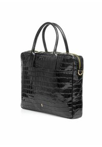 Czarna teczka ze skóry z tłoczeniem w wzór krokodyla, z podwójnymi uchwytami, złotym zamkiem błyskawicznym oraz małym złotym logo na froncie, ustawiona na białym tle.