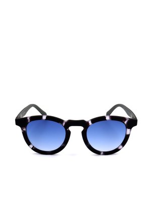 Occhiali da sole rotondi in tartaruga bianco e nero con lenti blu sfumate e ponte a chiave, mostrati su sfondo bianco.
