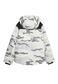 Kamuflagejakke i grå og hvide nuancer med hætte, der har et struktureret gittermønster og sorte accenter på skuldrene og manchetterne.