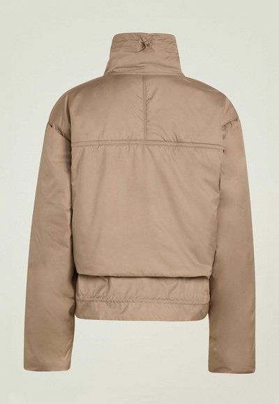 Beige Steppjacke mit hohem Kragen, langen Ärmeln und horizontaler Nahtverzierung im oberen Rückenbereich.